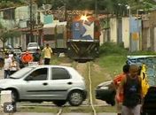 Imprudência nas linhas de trem: cenas de perigo em Maceió
