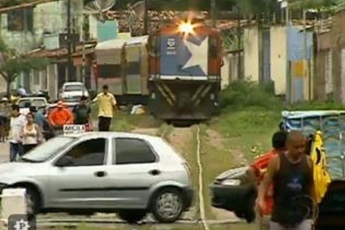 Imprudência nas linhas de trem: cenas de perigo em Maceió