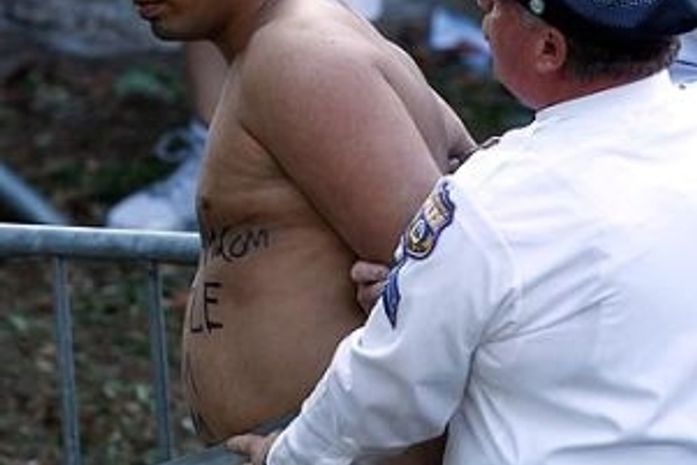 Homem nu invade comício durante discurso de Obama nos EUA