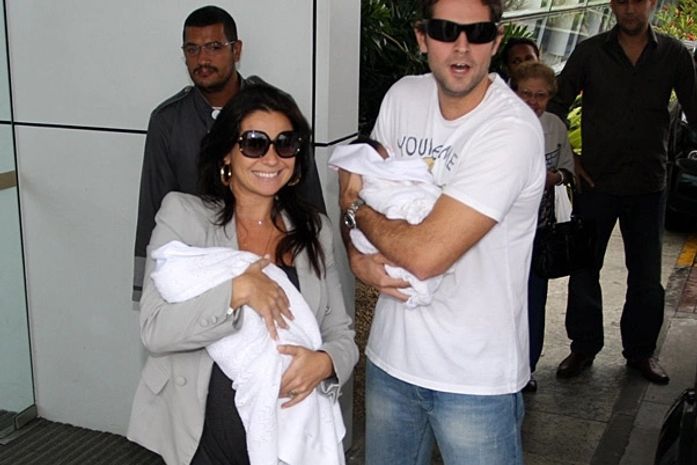 Antonelli deixa a maternidade com gêmeas