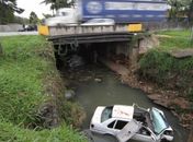 Veículo cai em córrego e mata uma pessoa na via Anchieta