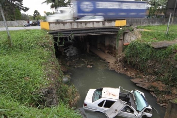 Veículo cai em córrego e mata uma pessoa na via Anchieta