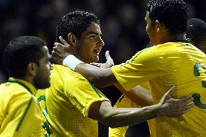 Vídeo:Brasil bate a Ucrânia, e Mano quebra escrita de 18 anos na Seleção