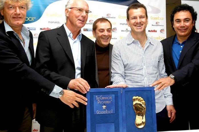 Mesmo com insucesso a frente da seleção, Dunga é homegeado com Golden Foot