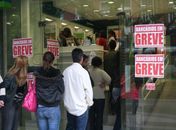 Bancários paralisam atividades até meio-dia no Centro