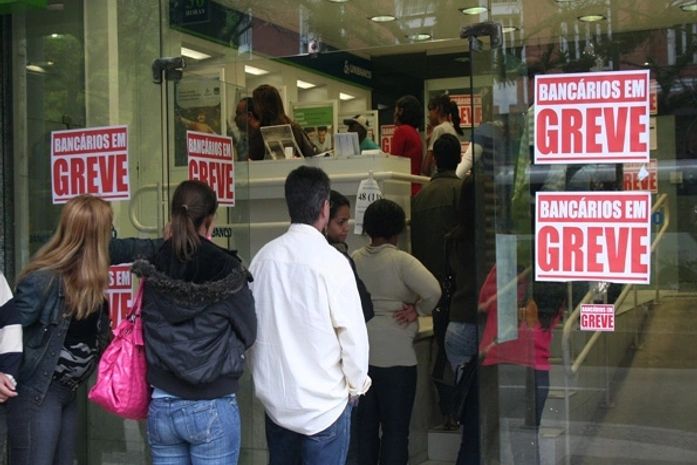Bancários paralisam atividades até meio-dia no Centro