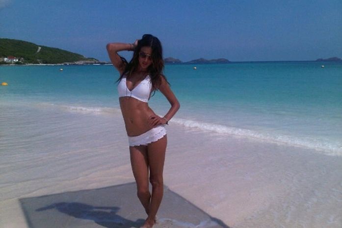 Alessandra Ambrósio faz ensaio de biquíni e posta foto no Twitter