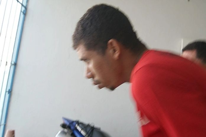 Ex-presidiário usa facão para surrar irmã e agredir vizinha