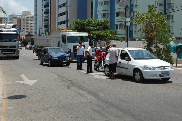 Colisão entre carros na Pajuçara provoca congestionamento