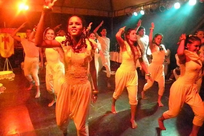 Espetáculo Oní Xé a Áwuré lota Praça Santa Tereza, no bairro de Ponta Grossa