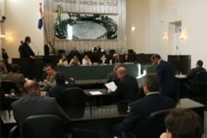 Assembleia volta a ter sessão e deputados reeleitos agradecem votação