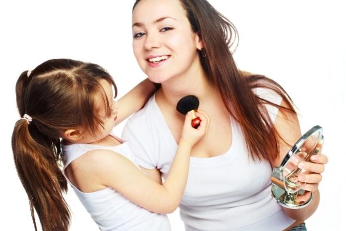 Saiba as consequências de vestir crianças como se fossem adultos