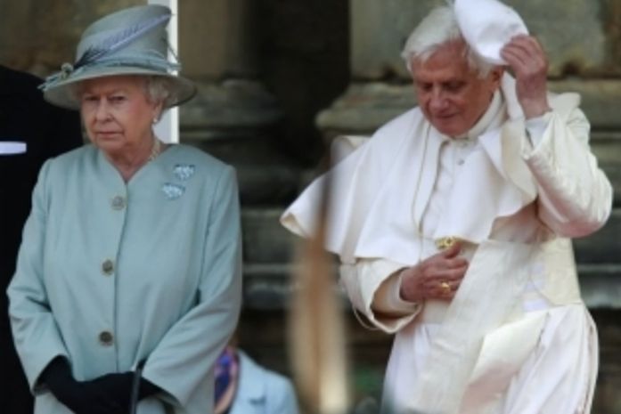 Em tempos difíceis, rainha da Inglaterra cancela festa de Natal
