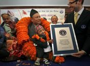 Nepalês de 67 centímetros é considerado novo homem mais baixo do mundo