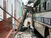 Ônibus de transporte escolar colide com poste de energia