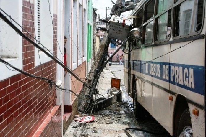 Ônibus de transporte escolar colide com poste de energia