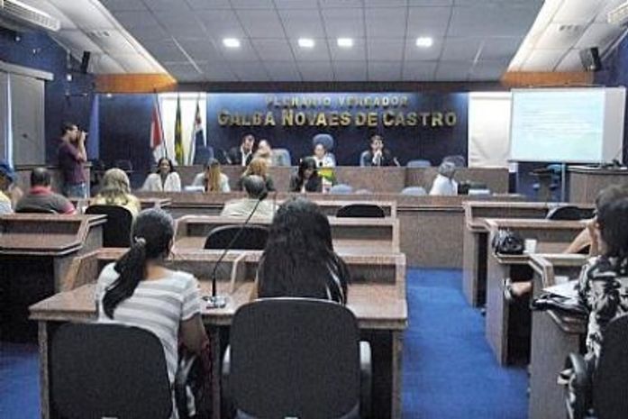 Secretário Marzio Delmoni dá detalhes sobre a LDO durante sessão pública, na Câmara