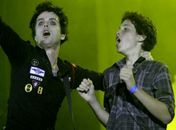 Delírio total: Green Day presenteia fã com guitarra em show no Rio