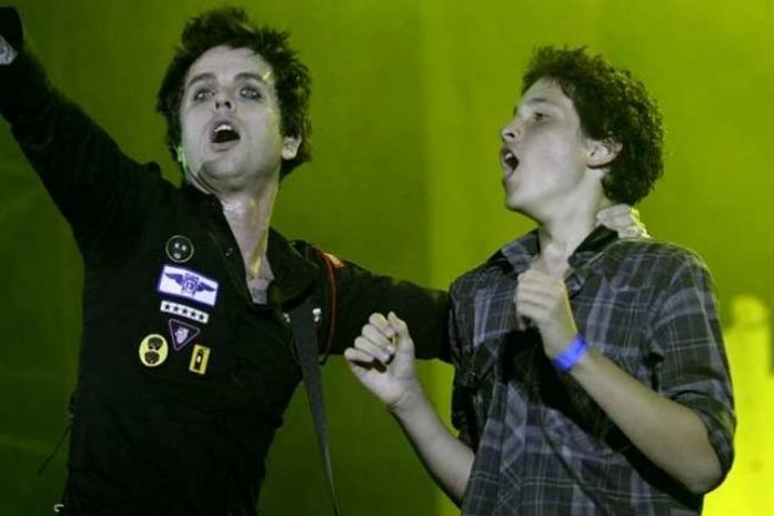 Delírio total: Green Day presenteia fã com guitarra em show no Rio