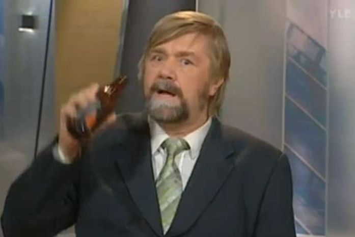 Kimmo Wilska foi pego 'bebendo' ao vivo.