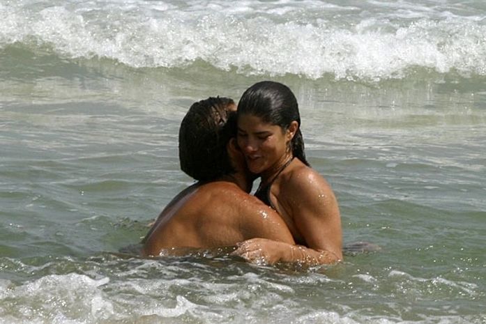 Priscila Fantin troca carinhos com o namorado, Renna Abreu, na praia do Leblon, no Rio