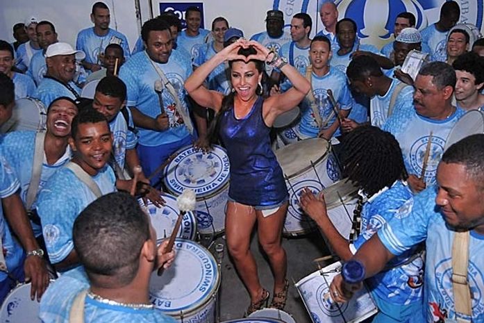 Sabrina Sato é recebida com palmas na quadra da Vila Isabel