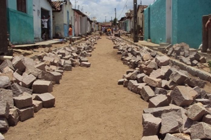 Prefeitura intensifica obras de pavimentação e drenagem em Palmeira