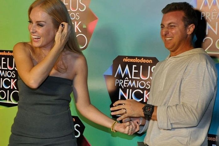 Que luxo! Novo carro da família de Luciano Huck custa 600 mil reais