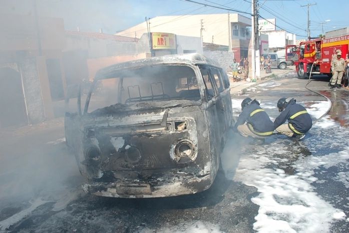 Após pane elétrica, veículo incendeia na Jatiúca