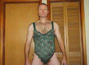 Na imagens, Williams aparece nas casas de suas vítimas usando a roupa íntima delas antes de furtá-las
