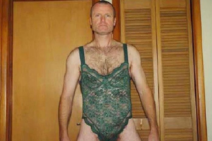 Na imagens, Williams aparece nas casas de suas vítimas usando a roupa íntima delas antes de furtá-las