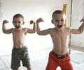 Claudiu (esquerda) e Giuliano exibem seus músculos. 