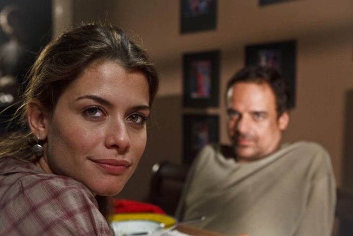 Alinne Moraes tira a calcinha sem ser vulgar em série