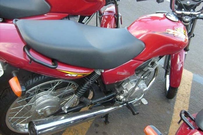 Polícia prende dupla acusada de roubar motocicleta