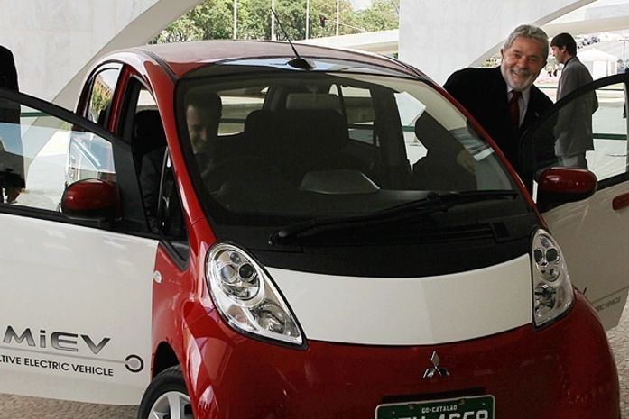 Lula conhece carro elétrico que será produzido no Brasil