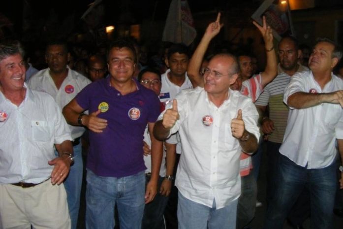 Collor e Lessa fazem primeira aparição juntos durante caminhada