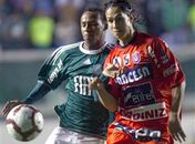 Vídeo:Goiás perde de virada para o Peñarol, mas deixa crise de lado e avança