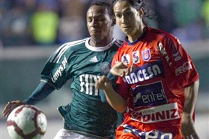 Vídeo:Goiás perde de virada para o Peñarol, mas deixa crise de lado e avança