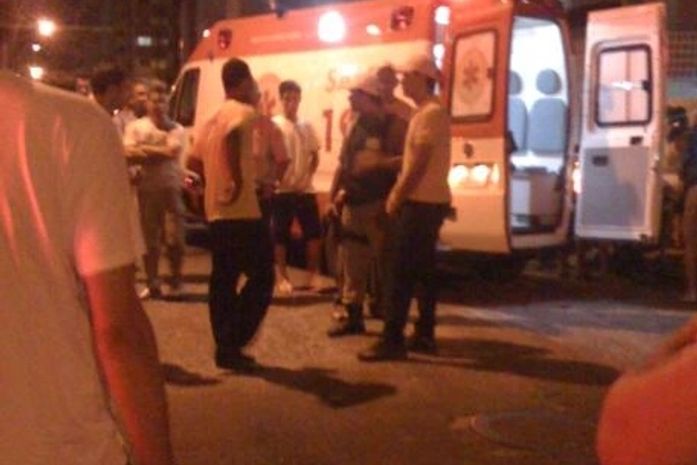 Agente penitenciário colide em motoqueiro e atinge outro veículo