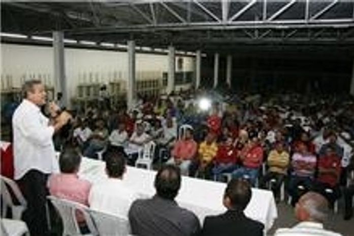 Lessa com militares e civis