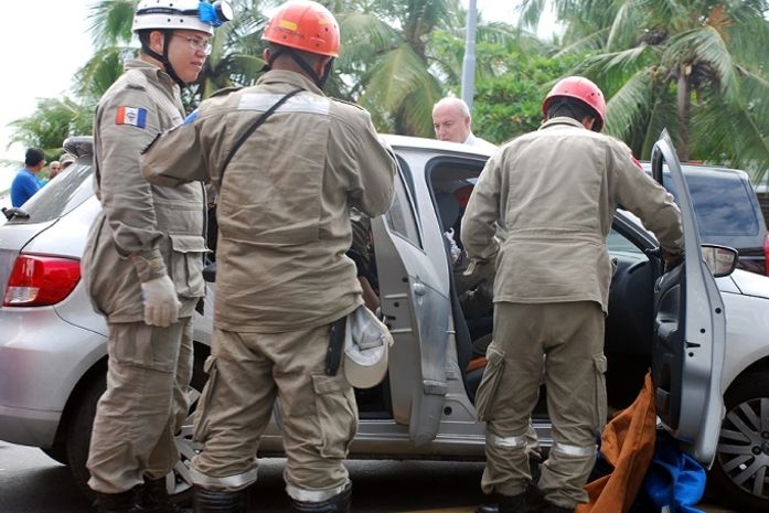 Acidente ente carro e coletivo deixa mulher ferida na Ponta Verde