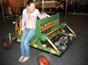 Estudantes cariocas criam veículo feito de bambu