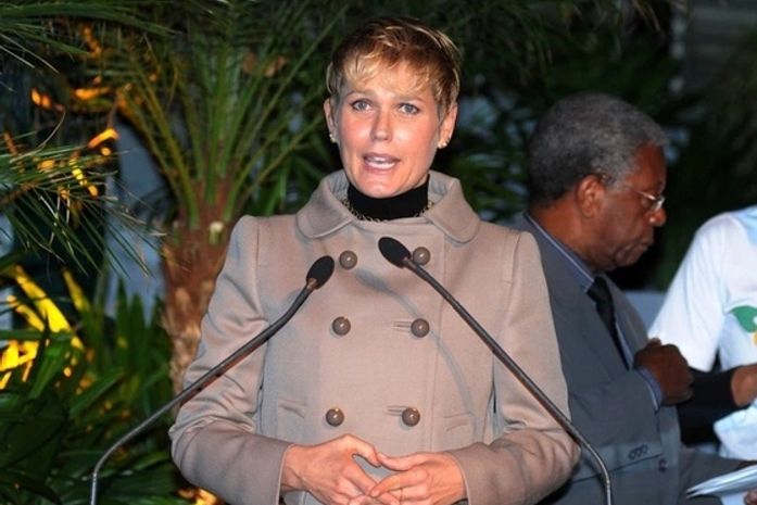 Xuxa nega romance com cantor em comunicado oficial