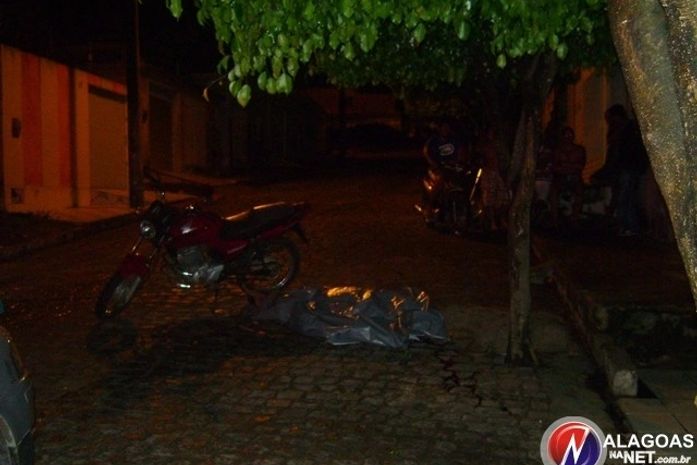Jovem é assassinado em frente a bar em Santana do Ipanema