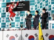 Webber e Vettel abandonam, Alonso vence e assume a liderança