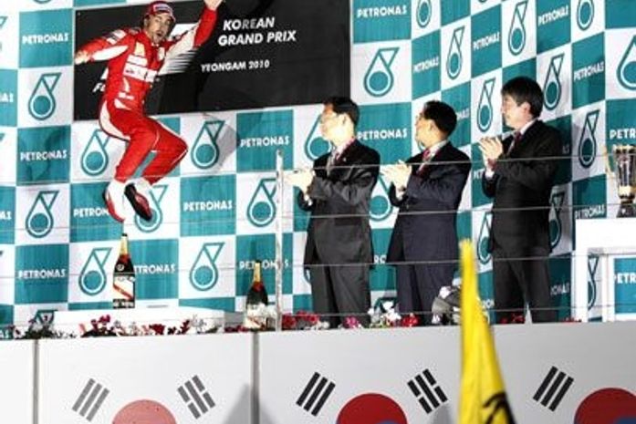 Webber e Vettel abandonam, Alonso vence e assume a liderança
