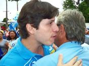 Filho de Célia Rocha aparece em carreata de Teotônio Vilela
