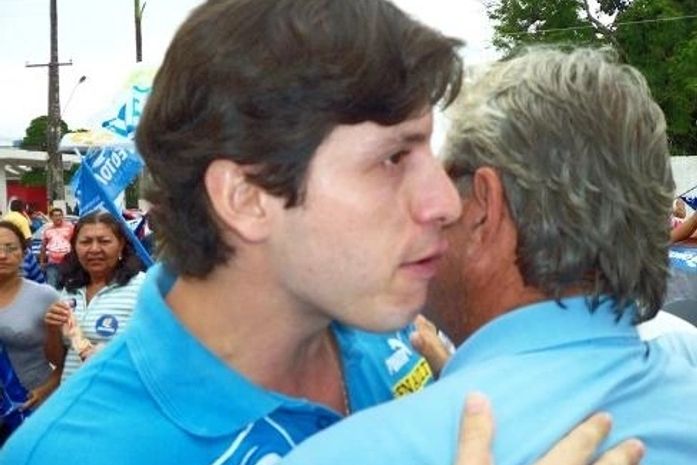 Filho de Célia Rocha aparece em carreata de Teotônio Vilela