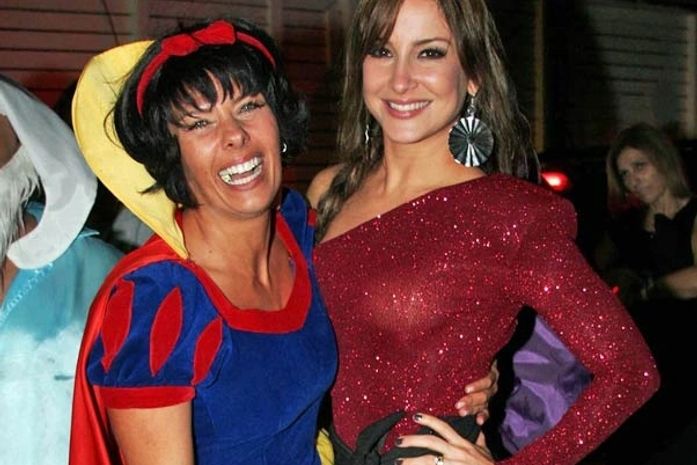 Galisteu se veste de Branca de Neve em festa do marido de Claudia Leitte