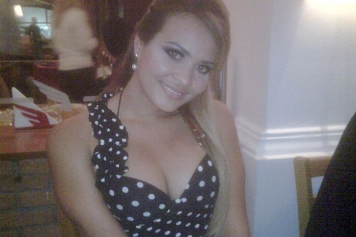 Geisy Arruda usa decotão para jantar com amigos em São Paulo